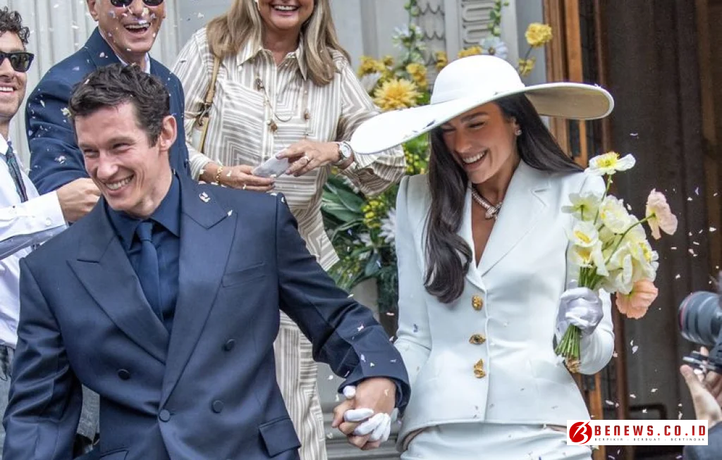 Gaya Klasik Elegan Dua Lipa
